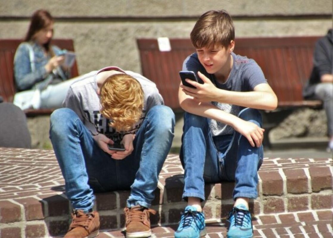 Έρευνα: Τα smartphones δεν είναι ασφαλή για παιδιά κάτω των 13 ετών – Τι μπορούν να κάνουν οι γονείς