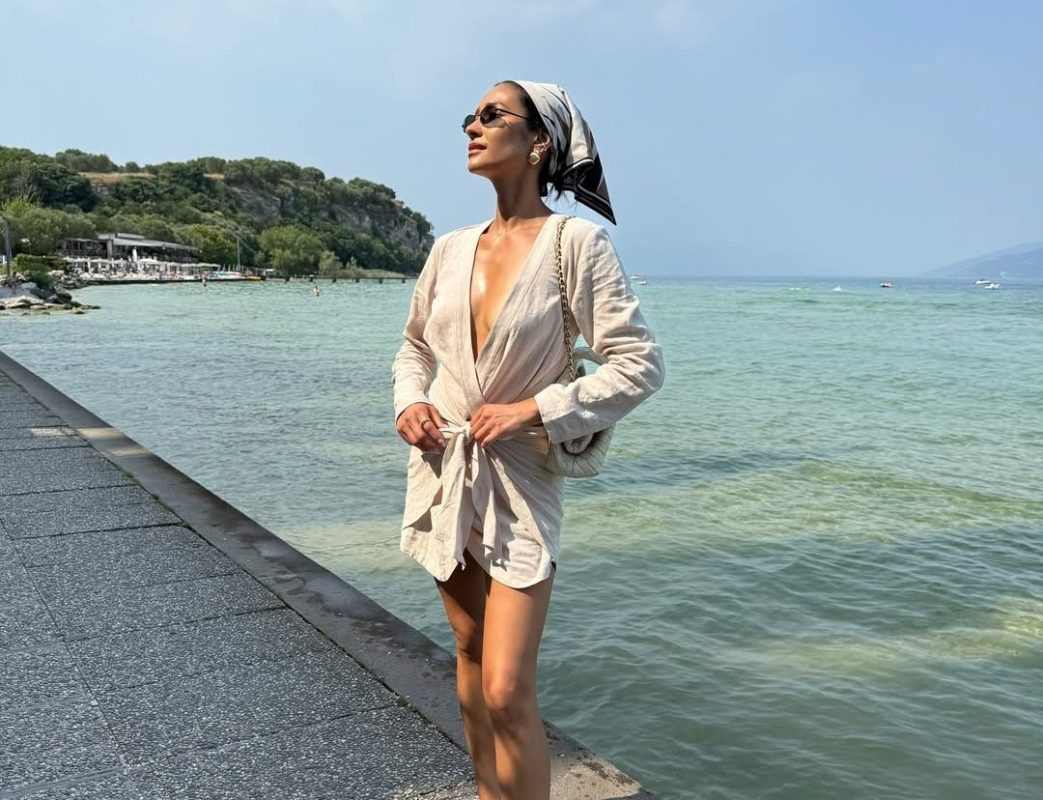 Η Shay Mitchell φοράει μαντήλι στα μαλλιά – 5 τρόποι για να φορέσουμε κι εμείς τα headscarves