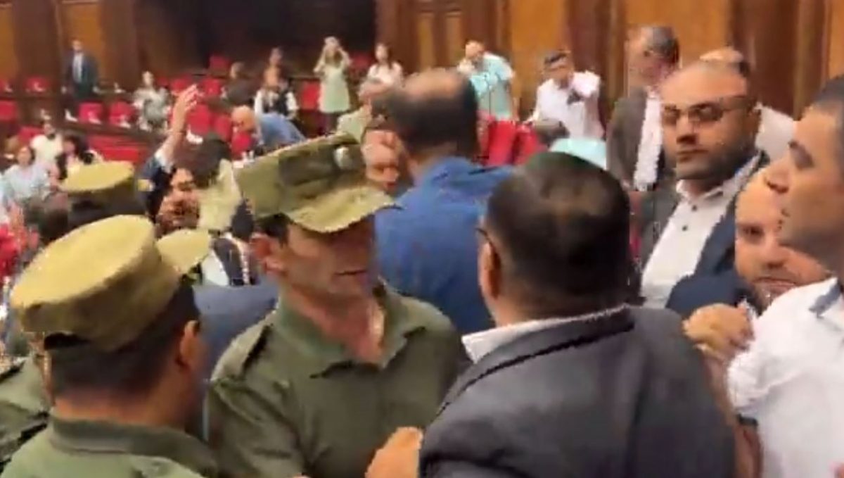 Αρμενία: Χάος στο κοινοβούλιο – Βουλευτής του κυβερνώντος κόμματος επιτέθηκε σε μέλος της αντιπολίτευσης – ΒΙΝΤΕΟ