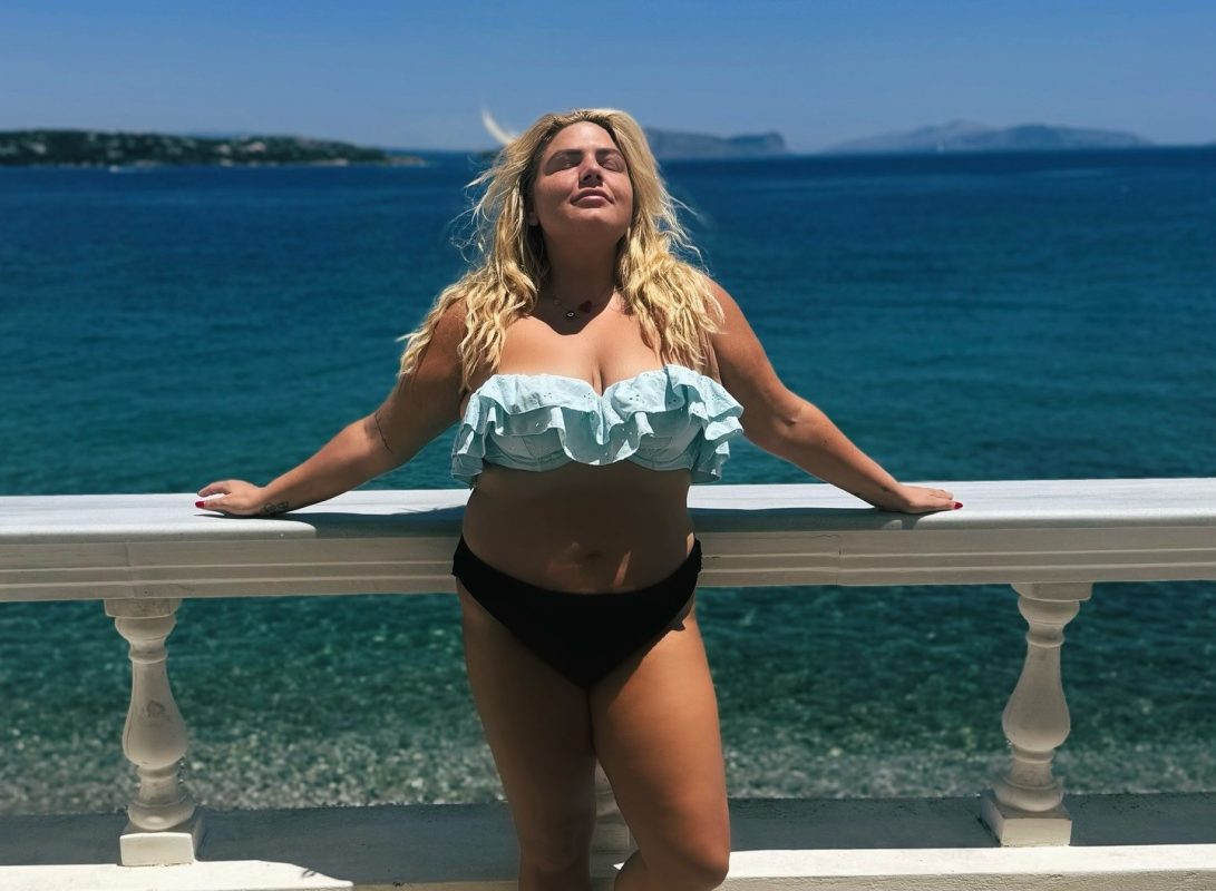 Δανάη Μπάρκα: Μαγικές στιγμές στη Σέριφο – Το σπίτι με την πισίνα και θέα το απέραντο γαλάζιο