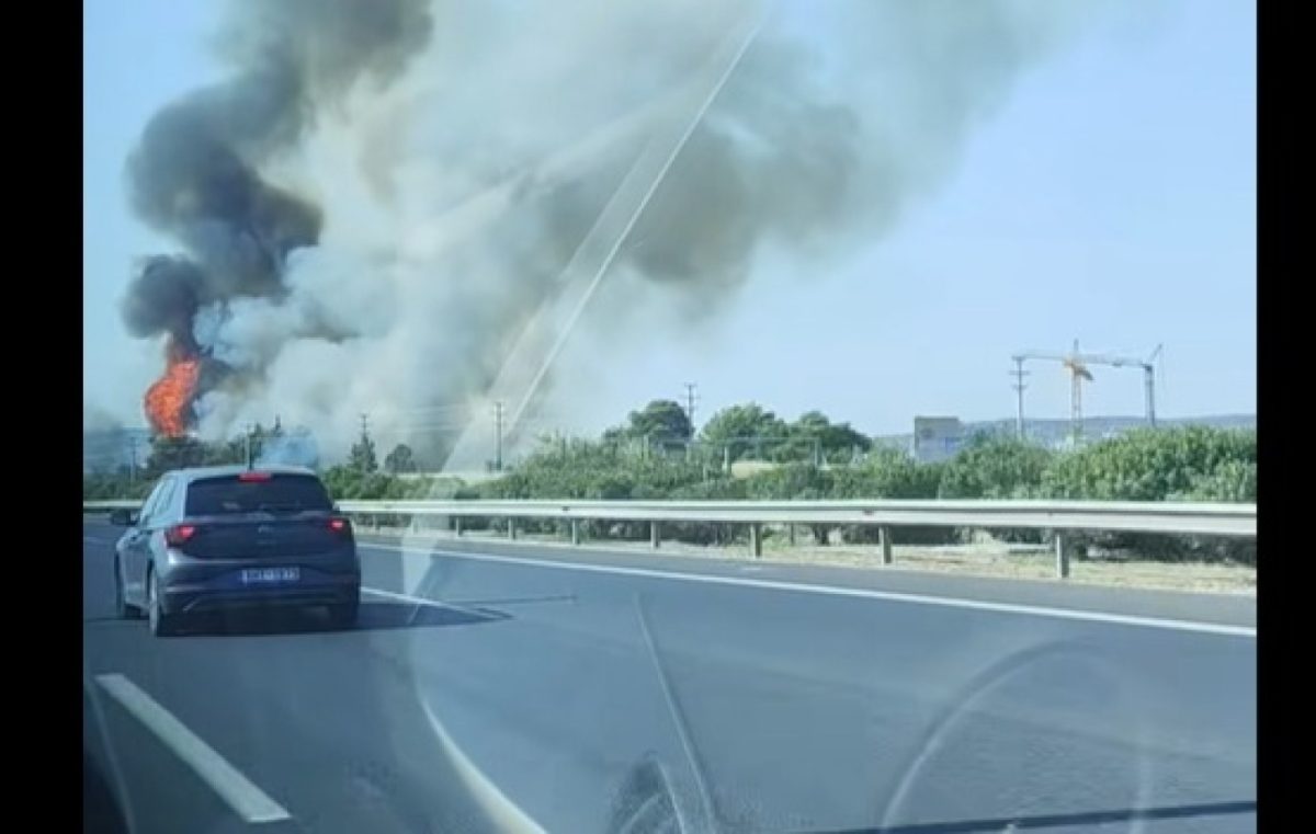 Φωτιά στον παράδρομο της Αττικής Οδού στο Κορωπί