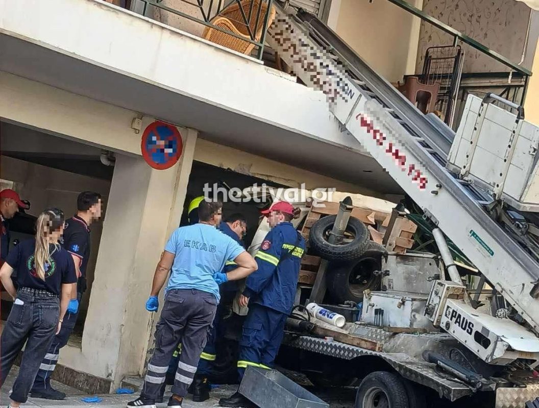 Νέο ατύχημα με γερανό: Κατέληξε σε μπαλκόνι διαμερίσματος στη Θεσσαλονίκη – ΦΩΤΟ