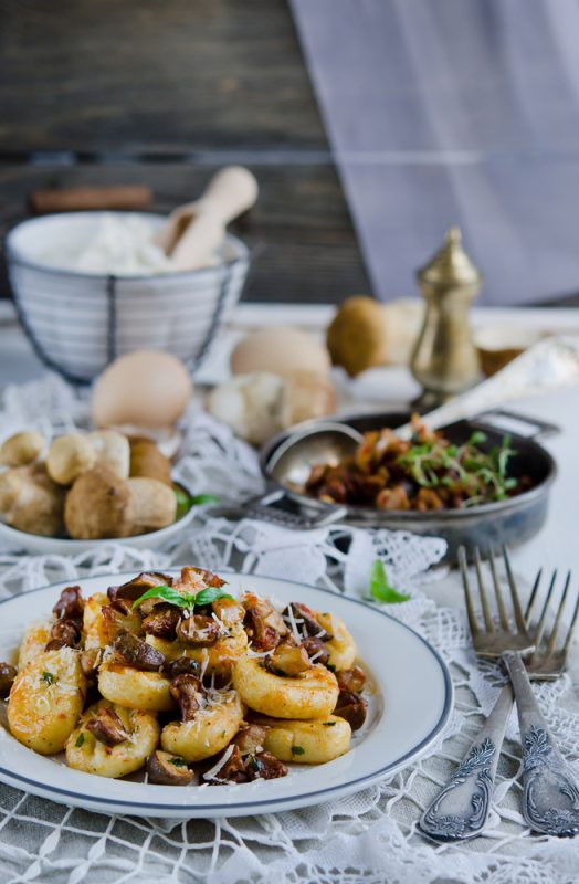 Συνταγή ημέρας: Νιόκι με μανιτάρια και αρωματικά – σε κλασική και vegan εκδοχή