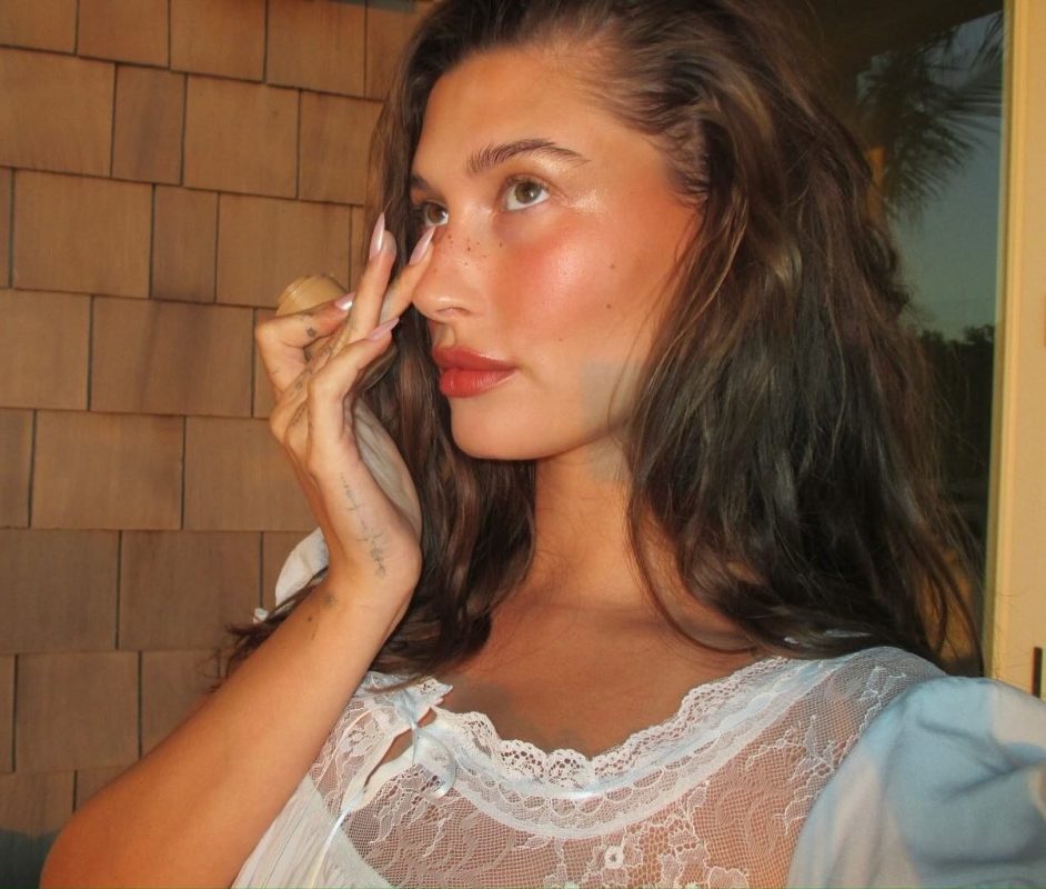 Finger Makeup: Ο λόγος που οι experts και η Hailey Bieber ορκίζονται στο μακιγιάζ με τα δάχτυλα θα αλλάξει την κοσμοθεωρία σας