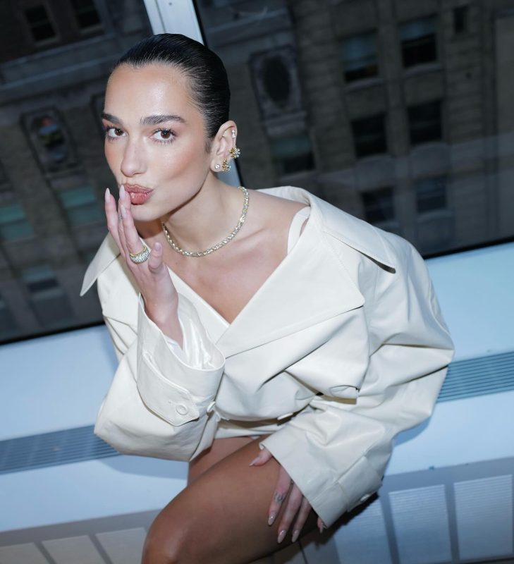 Coconut Nails: Το μανικιούρ που αγαπά η Dua Lipa – Μοιάζει σαν να κρατάτε ένα τροπικό ποτό στα χέρια σας