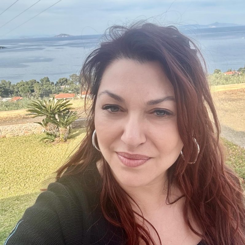 Η Καίτη Γαρμπή ποζάρει με μαύρο μπικίνι στην πισίνα