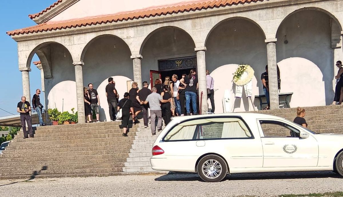 Αγρίνιο:  Θρήνος στην κηδεία της μικρής Αλεξάνδρας – Τραγικές φιγούρες οι γονείς της