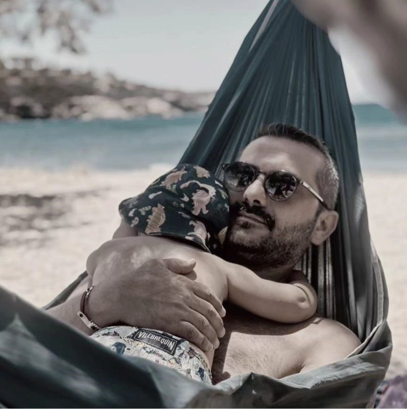 Λεωνίδας Κουτσόπουλος: Mε τον γιο του στη Σχοινούσα – Η μαγική βραδιά σινεμά