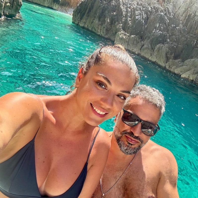 Βάσω Λασκαράκη: Οι στιγμές της στη Σαντορίνη με τον Λευτέρη Σουλτάτο