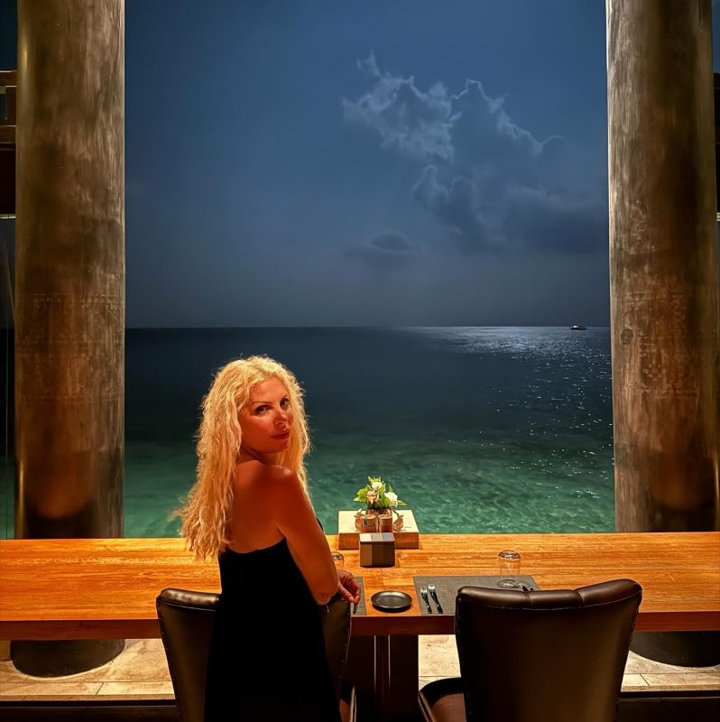 Ελένη Μενεγάκη: Νέες φωτογραφίες με μαγιό από τις καλοκαιρινές της διακοπές