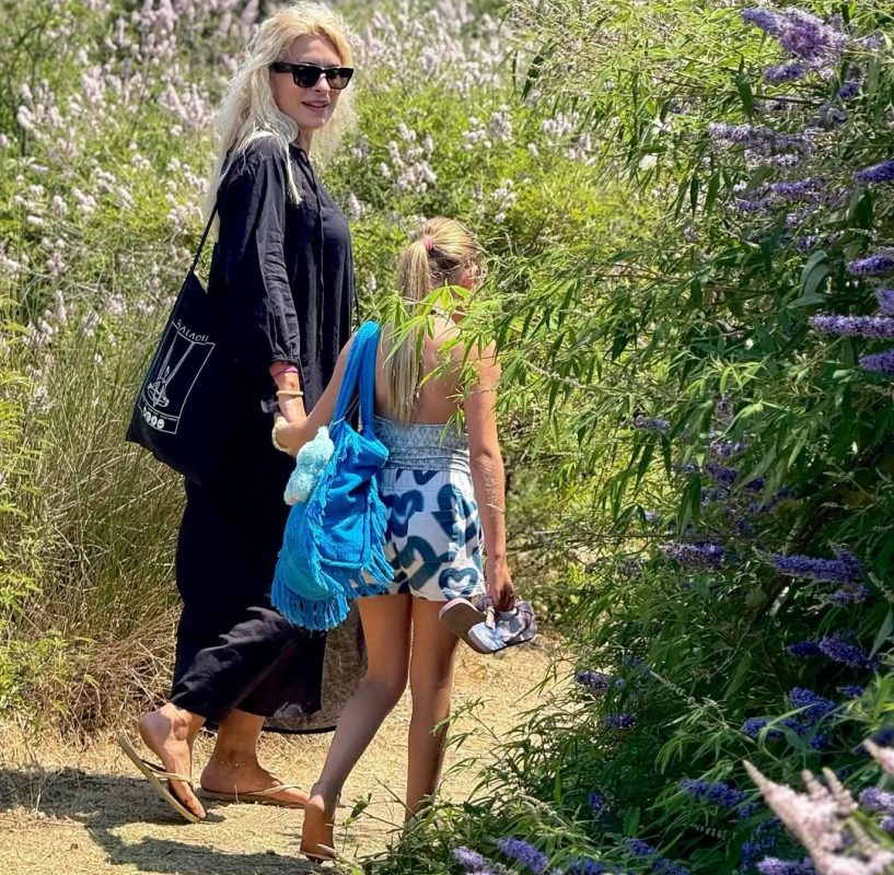 Ελένη Μενεγάκη: Οι φωτογραφίες με την κόρη της και οι ευχές για την ονομαστική της εορτή