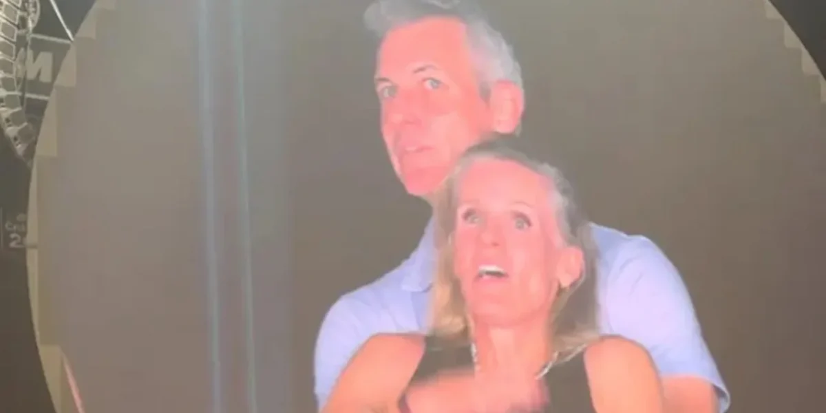 Η «kiss cam» πρόδωσε παράνομο ζευγάρι στη συναυλία των Coldplay – Το τρίτο πρόσωπο στο viral βίντεο και η αντίδραση της συζύγου