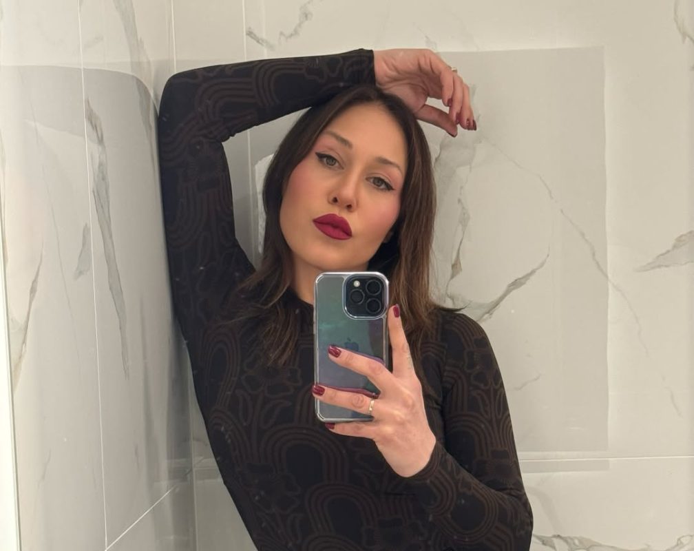 Πηνελόπη Αναστασοπούλου: Κλείνει τα 48 και το γιορτάζει με μια topless φωτογραφία