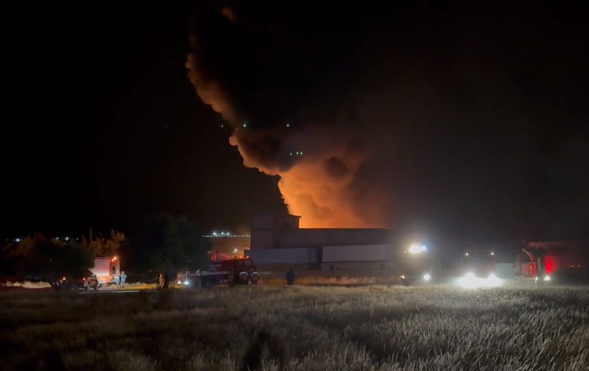 Μέγαρα: Υπό έλεγχο η φωτιά σε εργοστάσιο πλαστικών – Εκτροπές στην κυκλοφορία – BINTEO