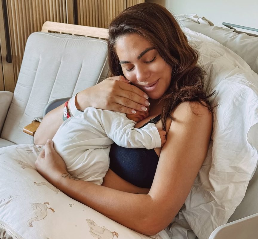 Ευρυδίκη Βαλαβάνη: Θηλάζει τον νεογέννητο γιο της – «Κουβαλάει πόνο και πολλά δάκρυα»