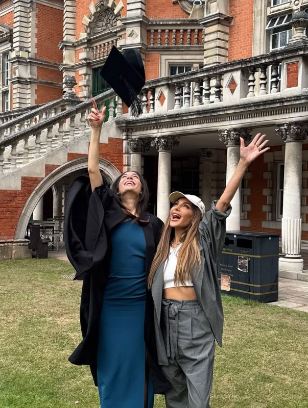 Δέσποινα Βανδή: Στο Λονδίνο με τον Βασίλη Μπισμπίκη για την αποφοίτηση της κόρης της – ΦΩΤΟ