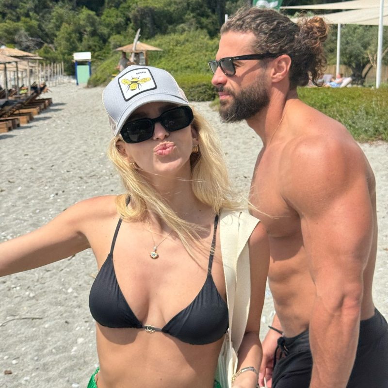 Ο Κωνσταντίνος Βασάλος τρολάρει τη Βάλια Χατζηθεοδώρου στις διακοπές τους – Το βίντεο και η τεράστια ανθοδέσμη