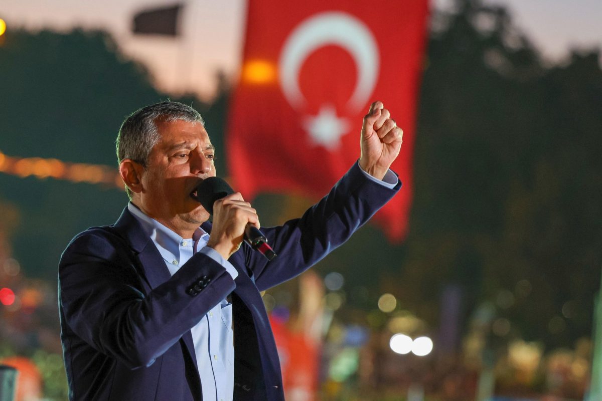 Οζέλ  σε συγκέντρωση υπέρ του φυλακισμένου Ιμάμογλου: «Ο Ερντογάν είναι αρχηγός χούντας»