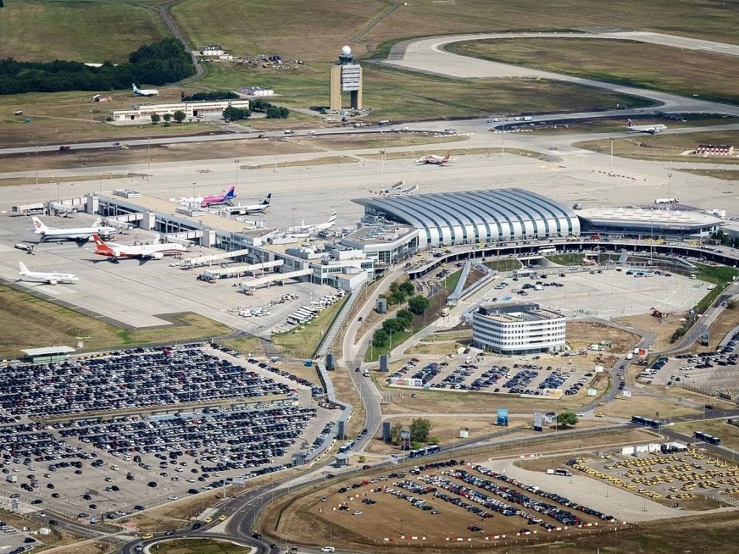 Ουγγαρία: Το αεροδρόμιο της Βουδαπέστης ανέστειλε προσωρινά τη λειτουργία του λόγω ζημιών από καταιγίδα