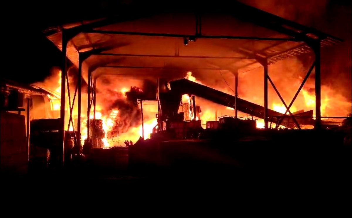 Μεγάλη φωτιά στα Χυτήρια Λέσβου – Καίγονται πλαστικά και ανακυκλώσιμα υλικά – Βίντεο