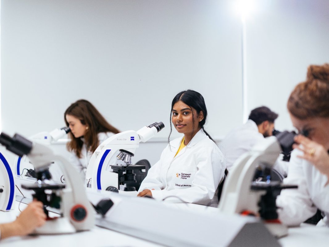 Από τη θεωρία στην ανακάλυψη – Σπούδασε Βιολογία στο Ευρωπαϊκό Πανεπιστήμιο Κύπρου