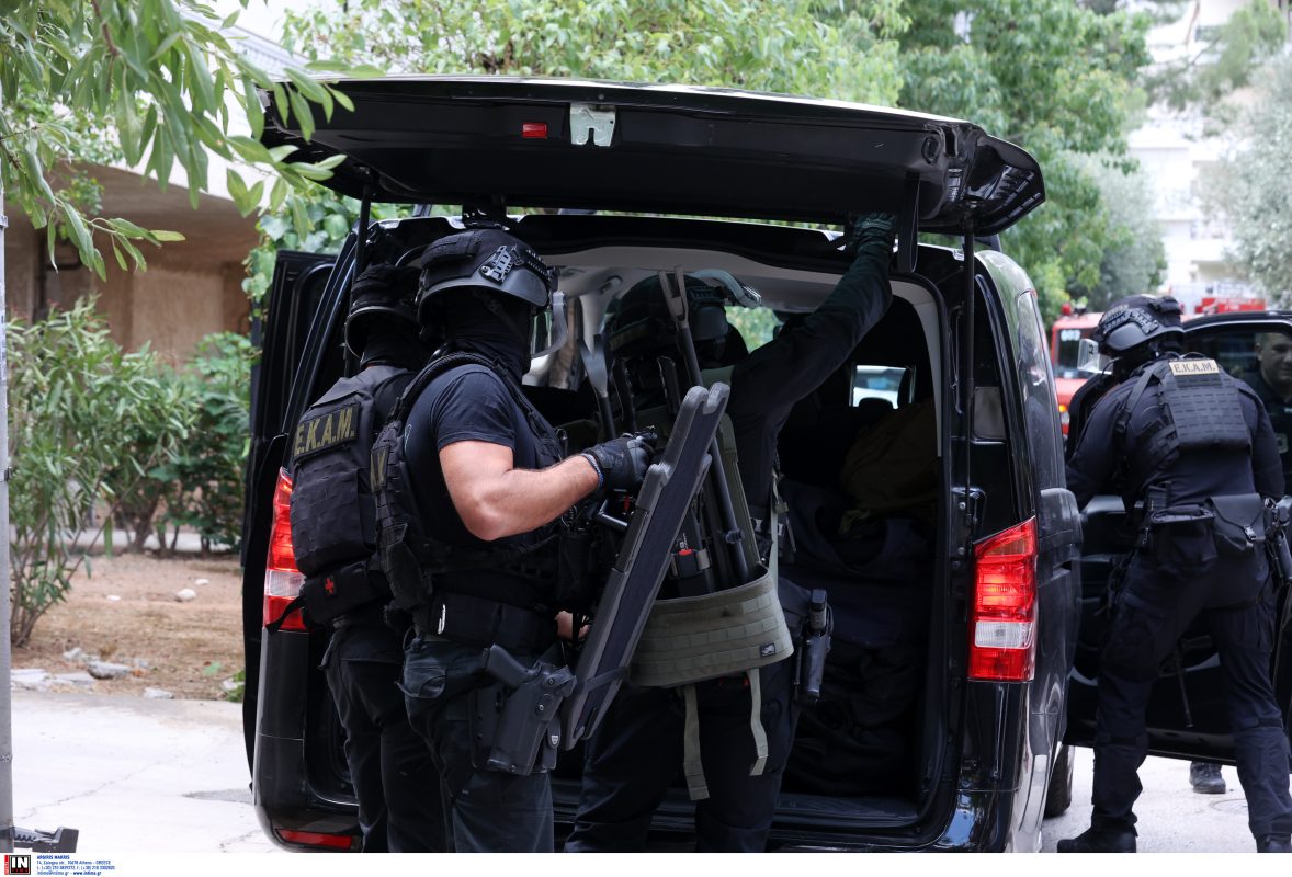 Χολαργός: 57χρονος πέταξε μολότοφ και ταμπουρώθηκε στο σπίτι του – Εκκενώθηκε η πολυκατοικία