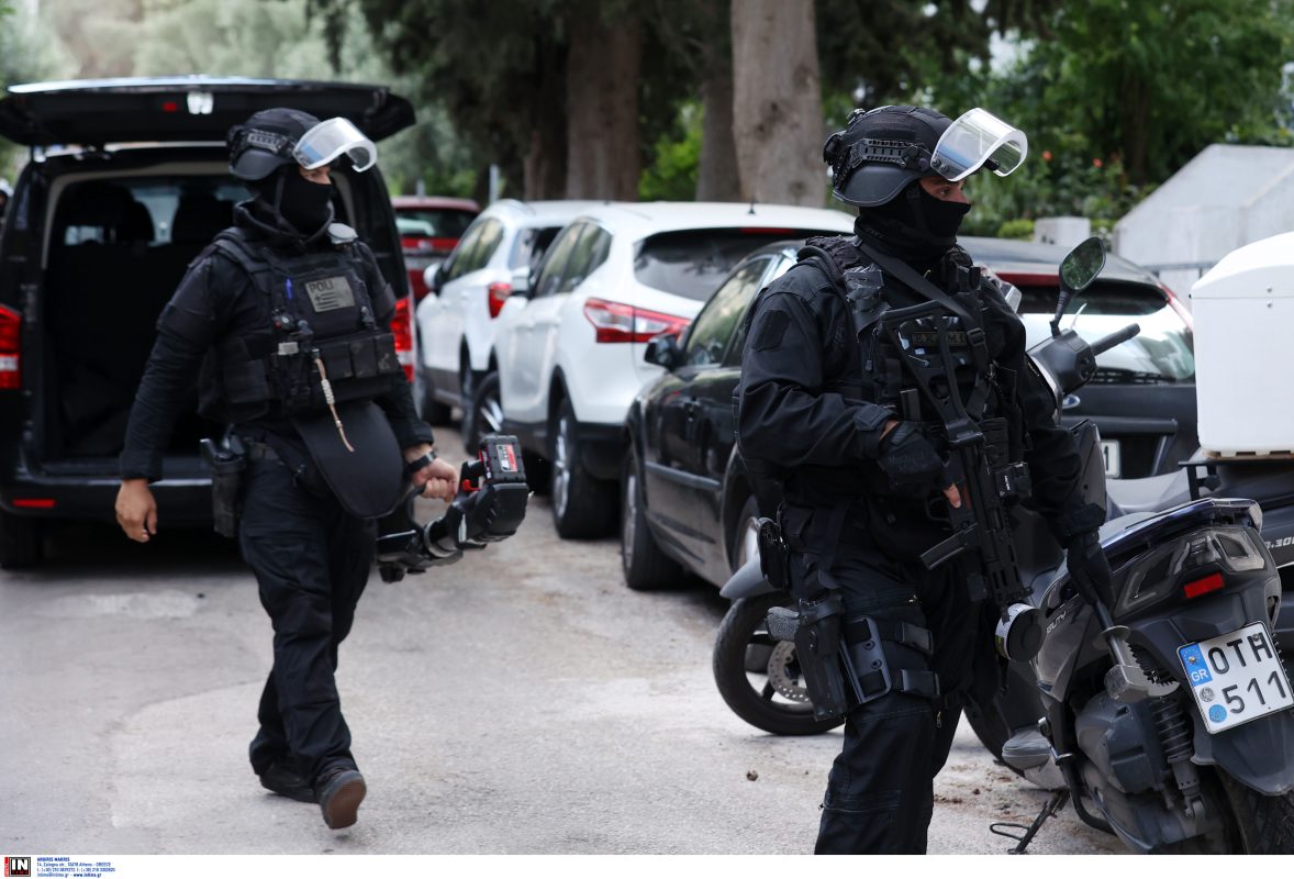 Χολαργός: Συνελήφθη ο 57χρονος που είχε ταμπουρωθεί σπίτι του – Τραυματίστηκε αστυνομικός – Εικόνες