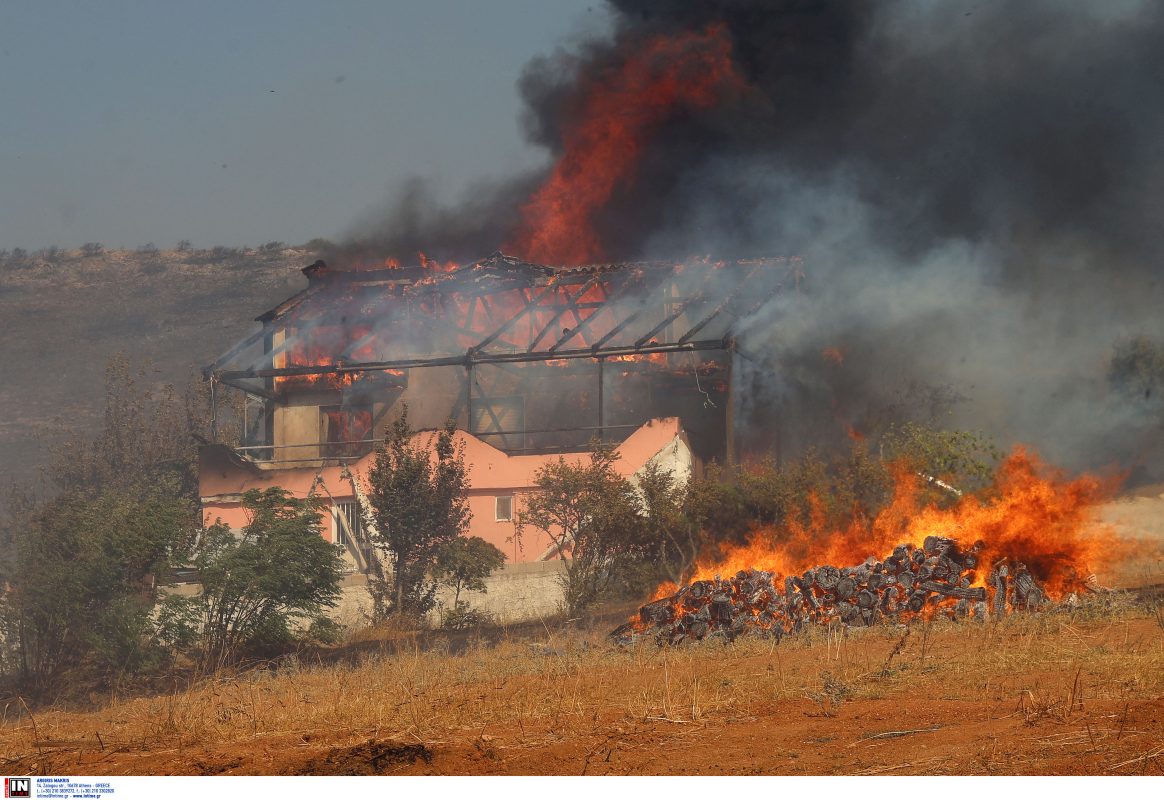 Μάχη με τις φλόγες στην Κερατέα – Εφιαλτικές εικόνες από το πύρινο μέτωπο – Καίγονται σπίτια