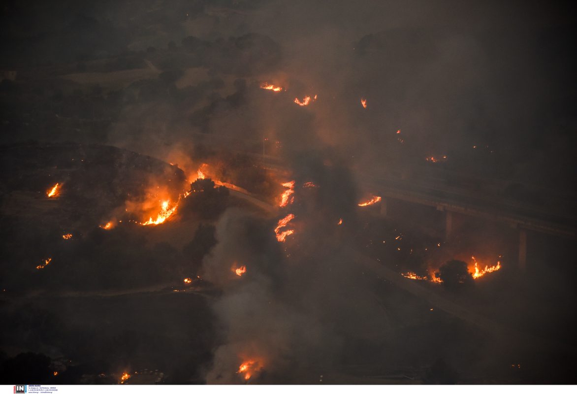 Συνεχίζεται η μάχη με τις φλόγες στην Αχαΐα – Σπίτια παραδόθηκαν στις φλόγες – Μέτωπα σε Πρέβεζα, Χίο και Ζάκυνθο
