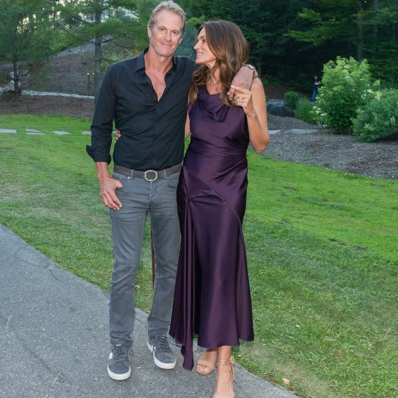 Η Cindy Crawford μόλις φόρεσε το πιο sexy ντραπέ φόρεμα του καλοκαιριού – Έτσι θα αναδημιουργήσουμε το look