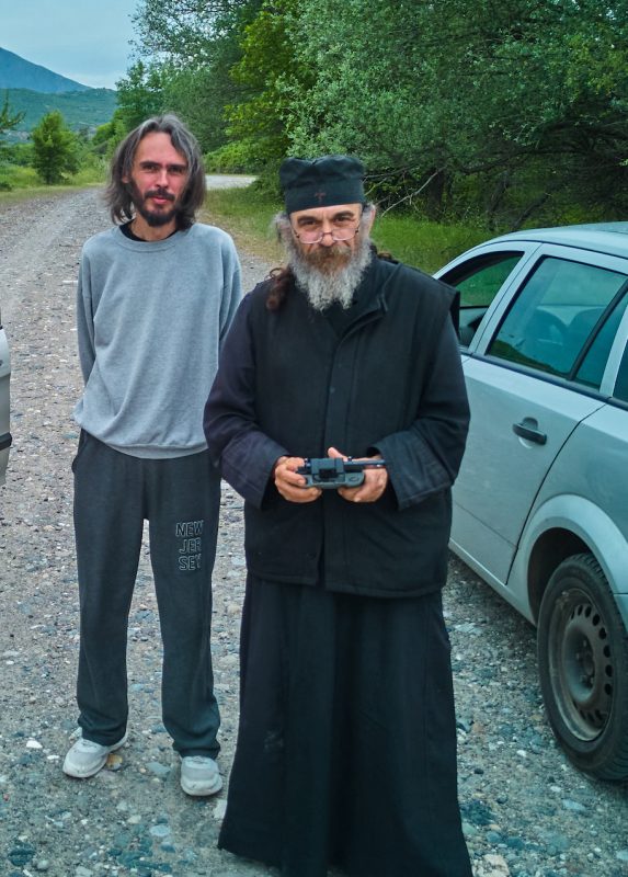 Viral: Ιερέας με κανάλι στο YouTube, drone και έξι κάμερες προβάλλει το Βόιο Κοζάνης