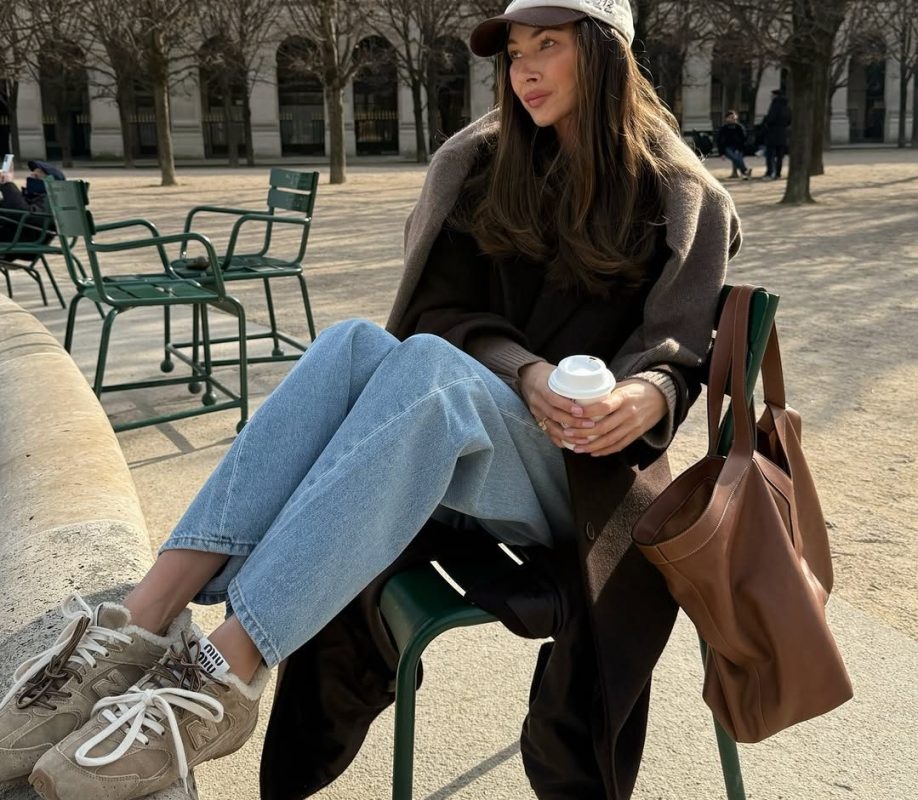 Τα sneakers σε αυτό το ουδέτερο χρώμα κάνουν τα λευκά να μοιάζουν ξεπερασμένα