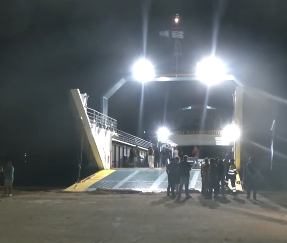 Ρυμουλκήθηκε στα Νέα Στύρα το φέρι μποτ που προσάραξε σε ξέρα