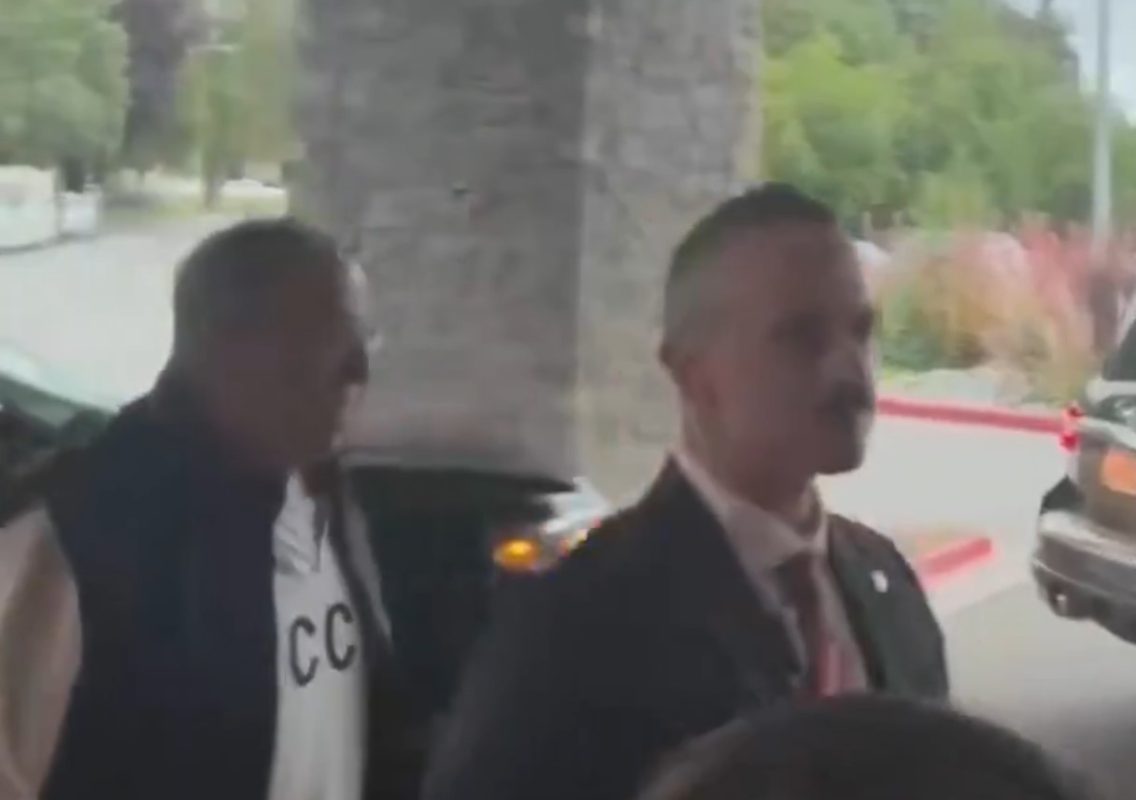 Λαβρόφ: Με φούτερ «ΕΣΣΔ» έφτασε στην Αλάσκα πριν τη συνάντηση Τραμπ-Πούτιν – ΒΙΝΤΕΟ