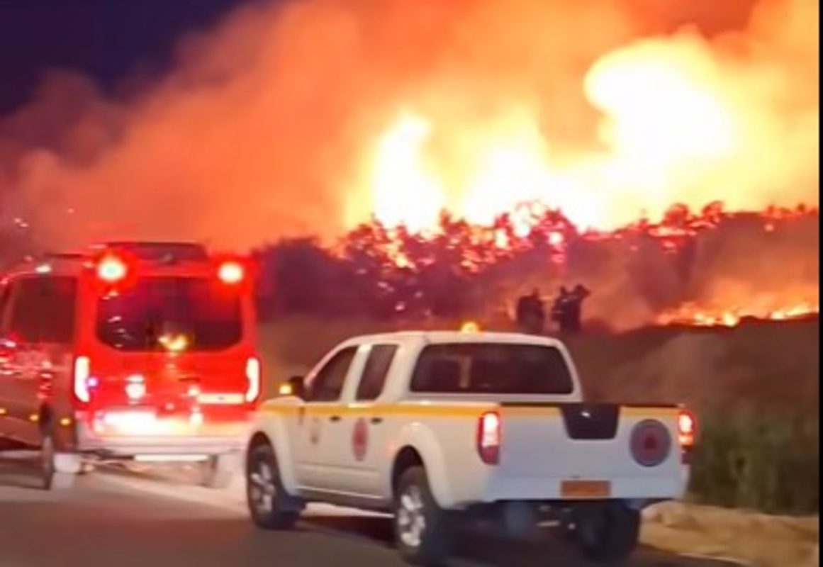 Φωτιά στην Κερατέα – Μεγάλη κινητοποίηση της Πυροσβεστικής