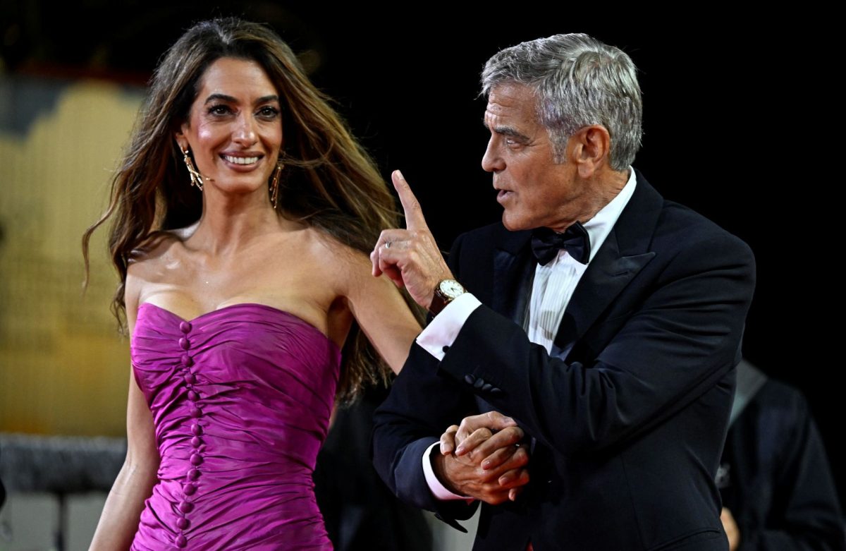 Τζορτζ Κλούνεϊ: Η εντυπωσιακή εμφάνιση με την Αμάλ στο κόκκινο χαλί του Φεστιβάλ Βενετίας – Παρά το πρόβλημα υγείας