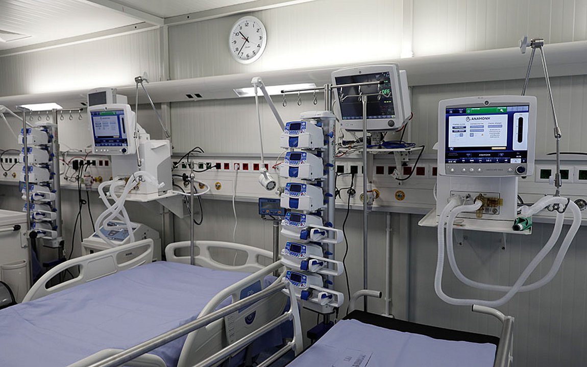 Συγκίνηση στην Πάτρα: Αποσωληνώθηκε η 14χρονη από την Κεφαλονιά – Zήτησε να αγκαλιάσει τους γιατρούς της