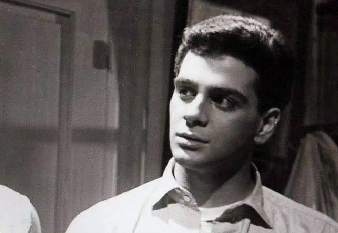 Κώστας Κακκαβάς: Φαντάρος σε ηλικία 24 ετών – Σπάνια φωτογραφία του γόη του ελληνικού σινεμά από το 1960