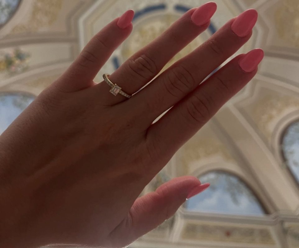 Ποια ηθοποιός από τη «Γη της Ελιάς» δέχτηκε πρόταση γάμου από τον σύντροφό της