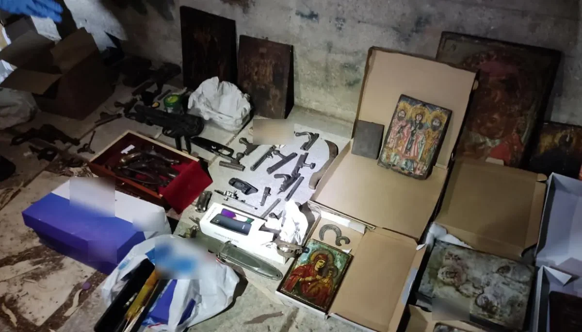 Βρέθηκε οπλοστάσιο σε κάδο απορριμμάτων στην Καισαριανή – Φωτογραφίες