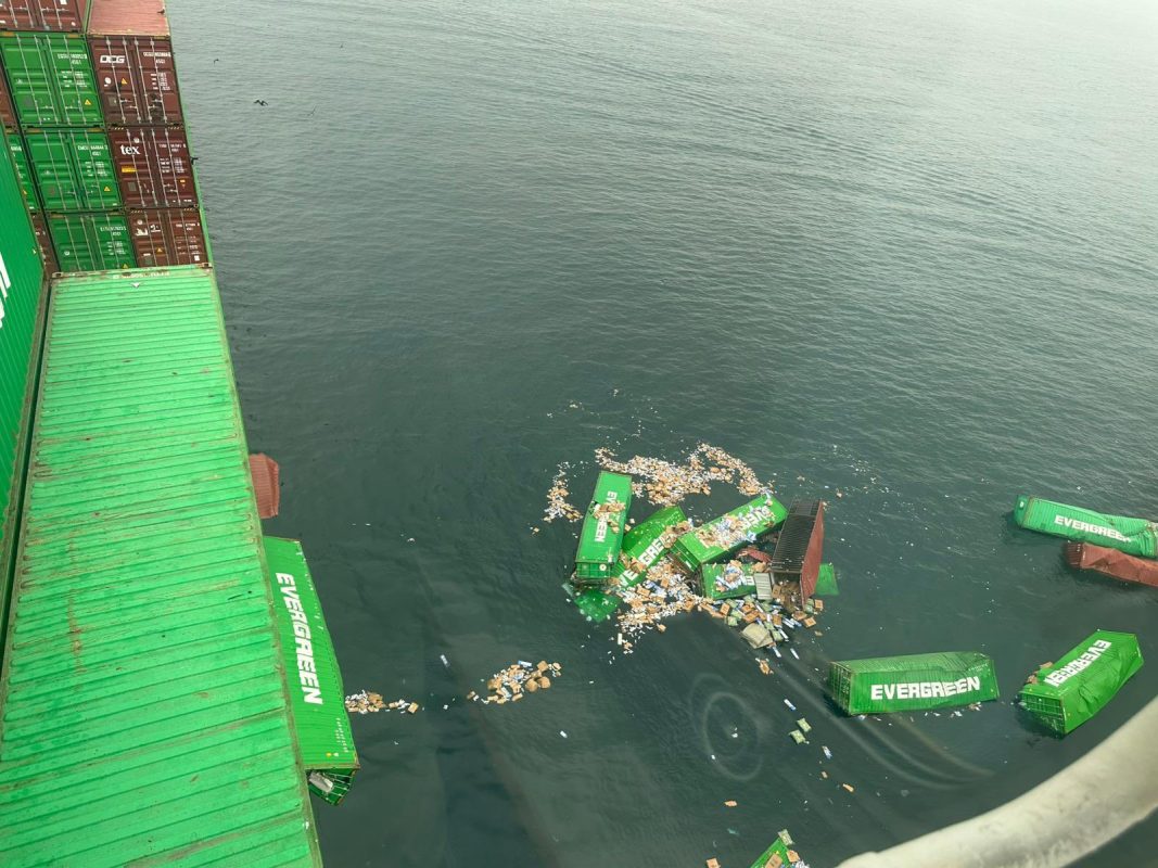 Περού: Το μεγαλύτερο λιμάνι της χώρας έκλεισε για ώρες εξαιτίας πτώσης δεκάδων κοντέινερς από πλοίο – ΒΙΝΤΕΟ