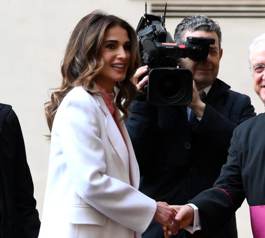 Βασίλισσα Ράνια της Ιορδανίας: Λαμπερή σε νέο πορτρέτο για τα 55α γενέθλιά της