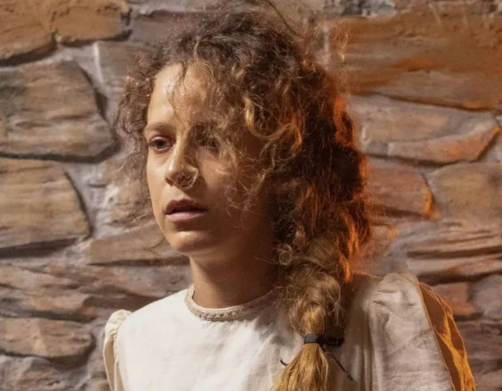 Η Έλλη Τρίγγου γυμνή σε ερημική παραλία