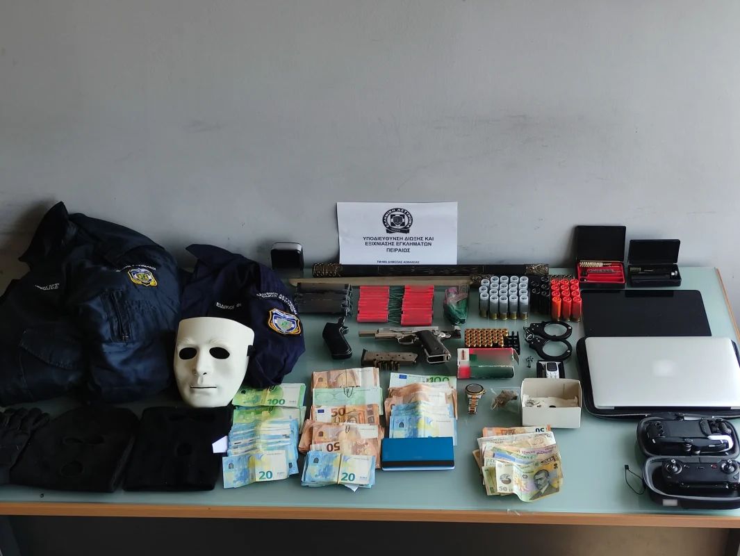 Σύλληψη 38χρονου στον Ταύρο – Κατασχέθηκαν όπλα, κροτίδες, ναρκωτικά και 8.360 ευρώ