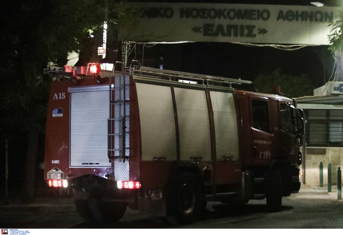 Ένας άνδρας απειλεί να πέσει από τον 3ο όροφο του νοσοκομείου «ΕΛΠΙΣ»