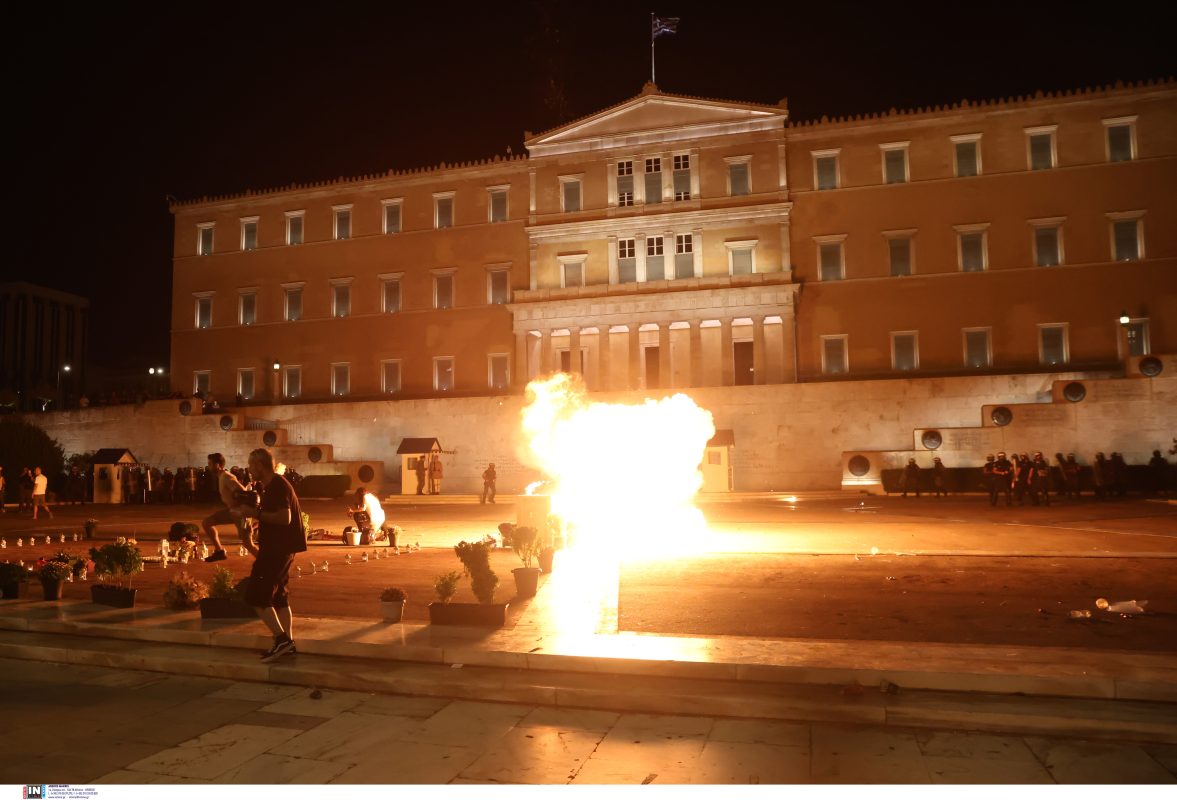 Συγκέντρωση για τα Τέμπη: Επεισόδια στο Σύνταγμα – Έπεσαν μολότοφ