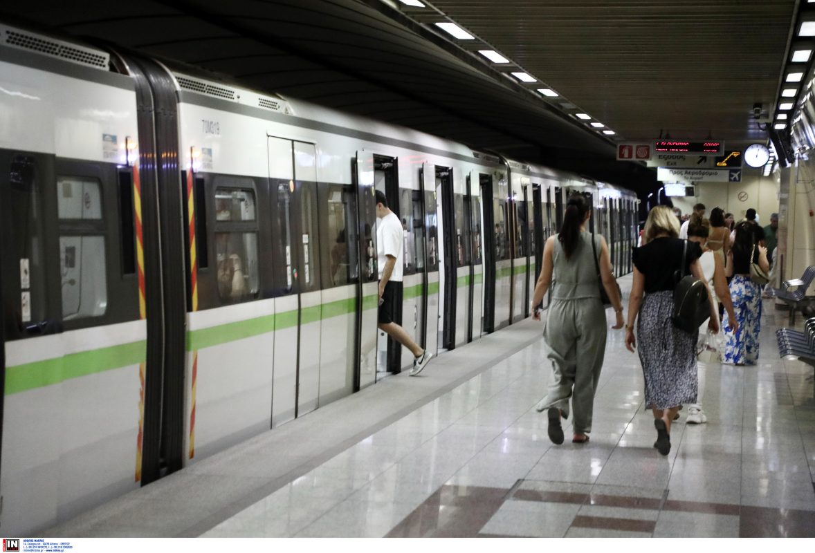 Πλήθος κόσμου στην πρεμιέρα της 24ωρης λειτουργίας του μετρό – Κυρανάκης: Οι νέοι θα γυρίζουν με ασφάλεια στο σπίτι τους από τη διασκέδαση