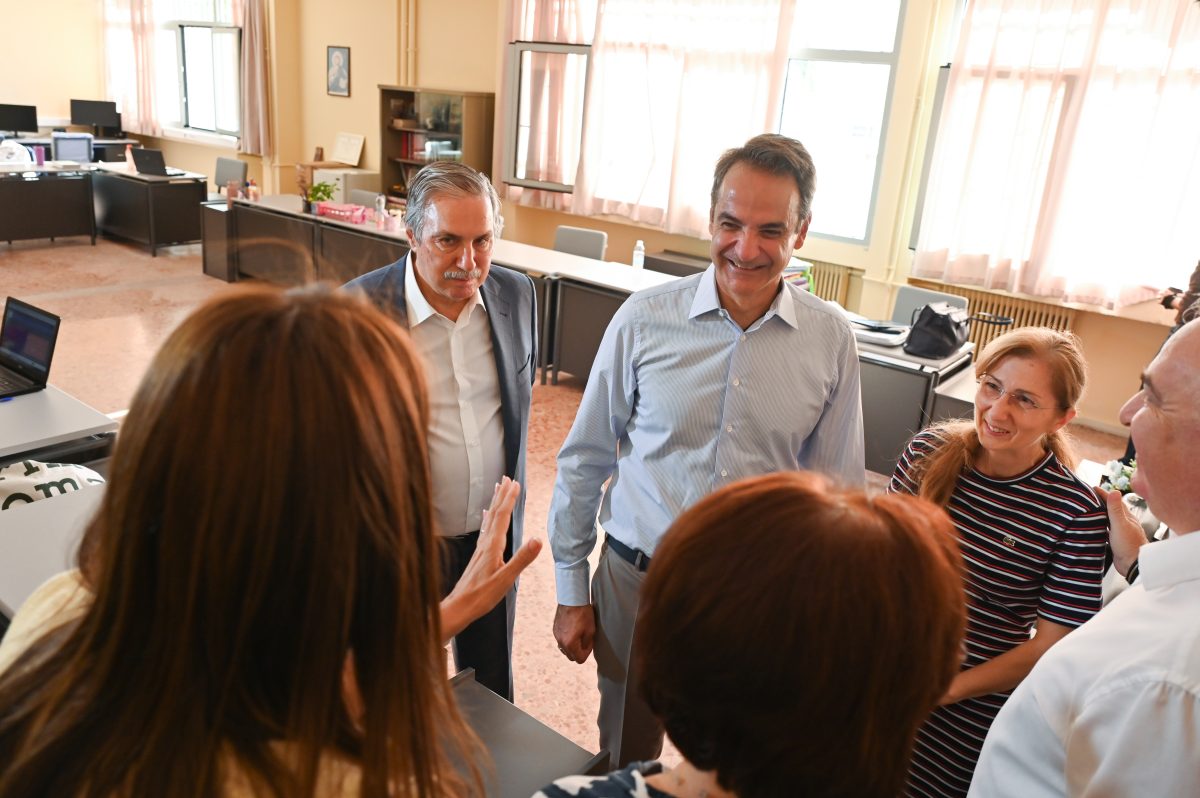 Επίσκεψη Μητσοτάκη σε Ωνάσειο σχολείο στο Περιστέρι: Η κυβέρνησή μας επενδύει συστηματικά στη δημόσια παιδεία