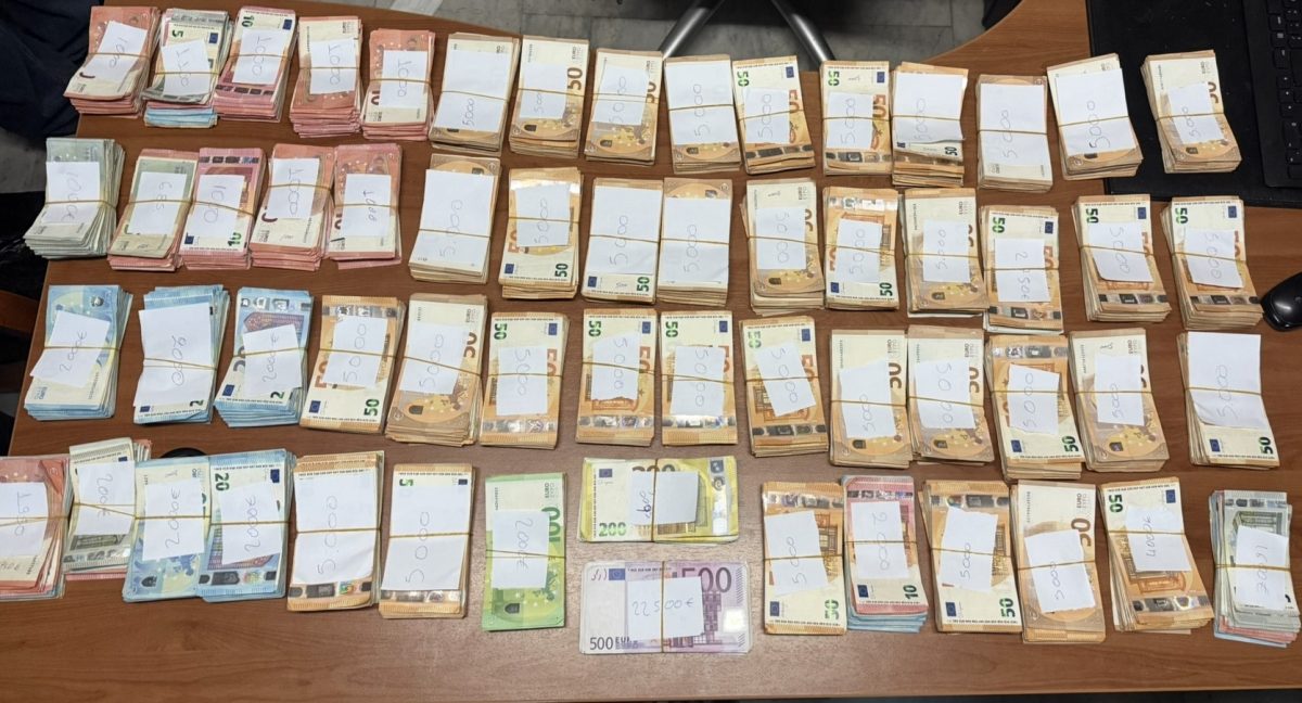 Χειροπέδες σε 58χρονο για λαθραία ηλεκτρονικά τσιγάρα – Βρήκαν 237.000 ευρώ στο κατάστημά του στην Ομόνοια