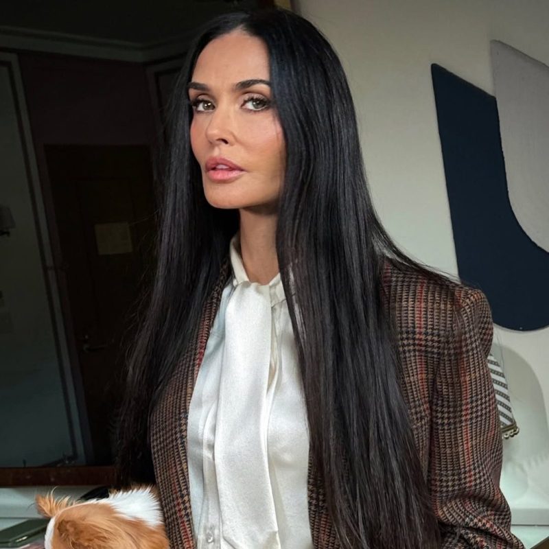 Η Demi Moore δείχνει πώς φοράνε το καρό οι γυναίκες άνω των 50 – Εμείς σας δείχνουμε πώς να το φορέσετε σε κάθε ηλικία